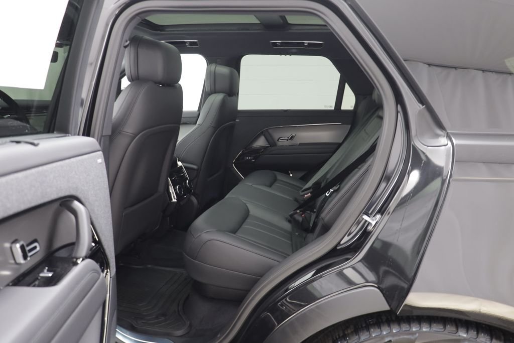 New 2026 Santorini Black LAND ROVER Dynamic SE image 15