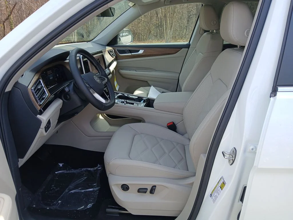 New 2026 White Volkswagen SE w/Technology image 9