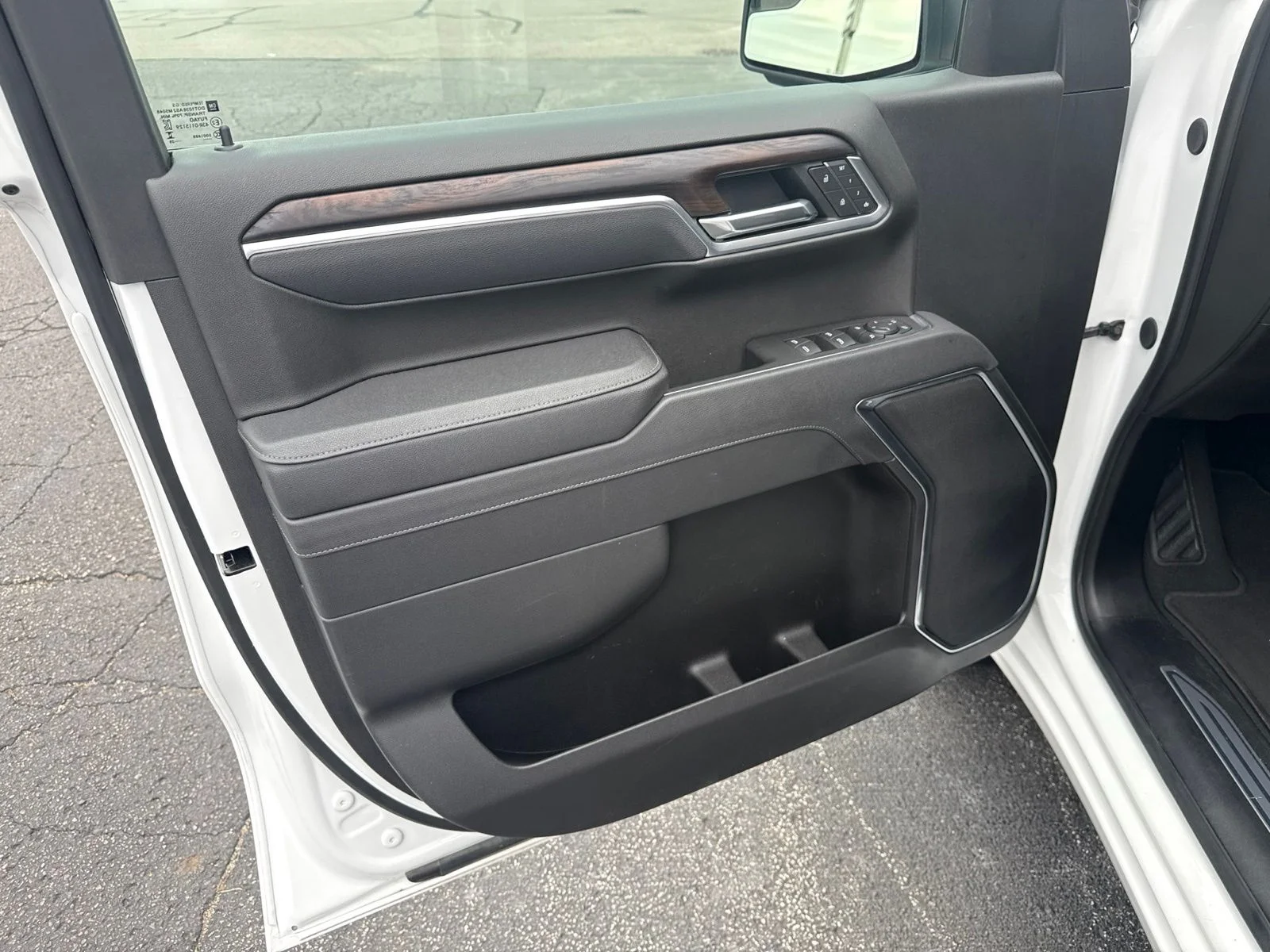 Used 2025 White GMC SLT image 11