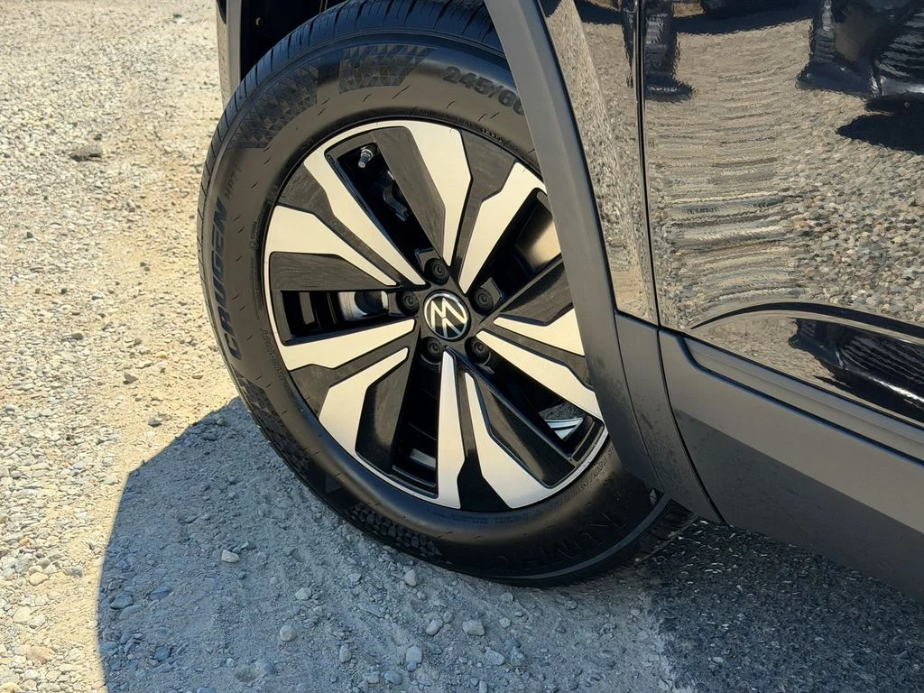 New 2026 Deep Black Pearl Volkswagen SE image 10