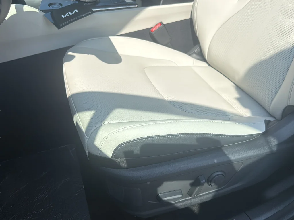 New 2027 Fusion Black Kia EX image 30
