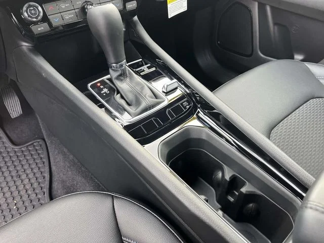 New 2026 Diamond Black Crystal Pearlcoat Jeep Latitude image 22