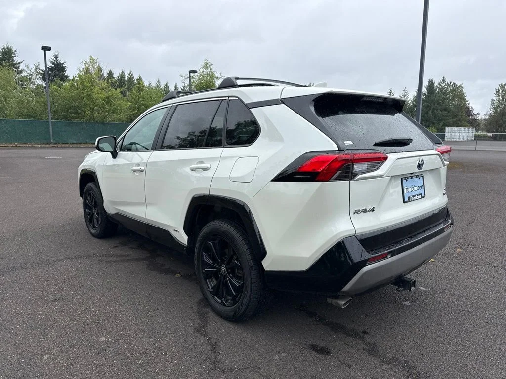 Used 2022 Blizzard Pearl Toyota SE image 5