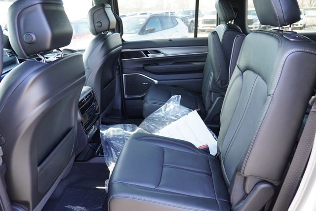 New 2026 Silver-Zynith Exterior Paint Jeep Limited Altitude image 12