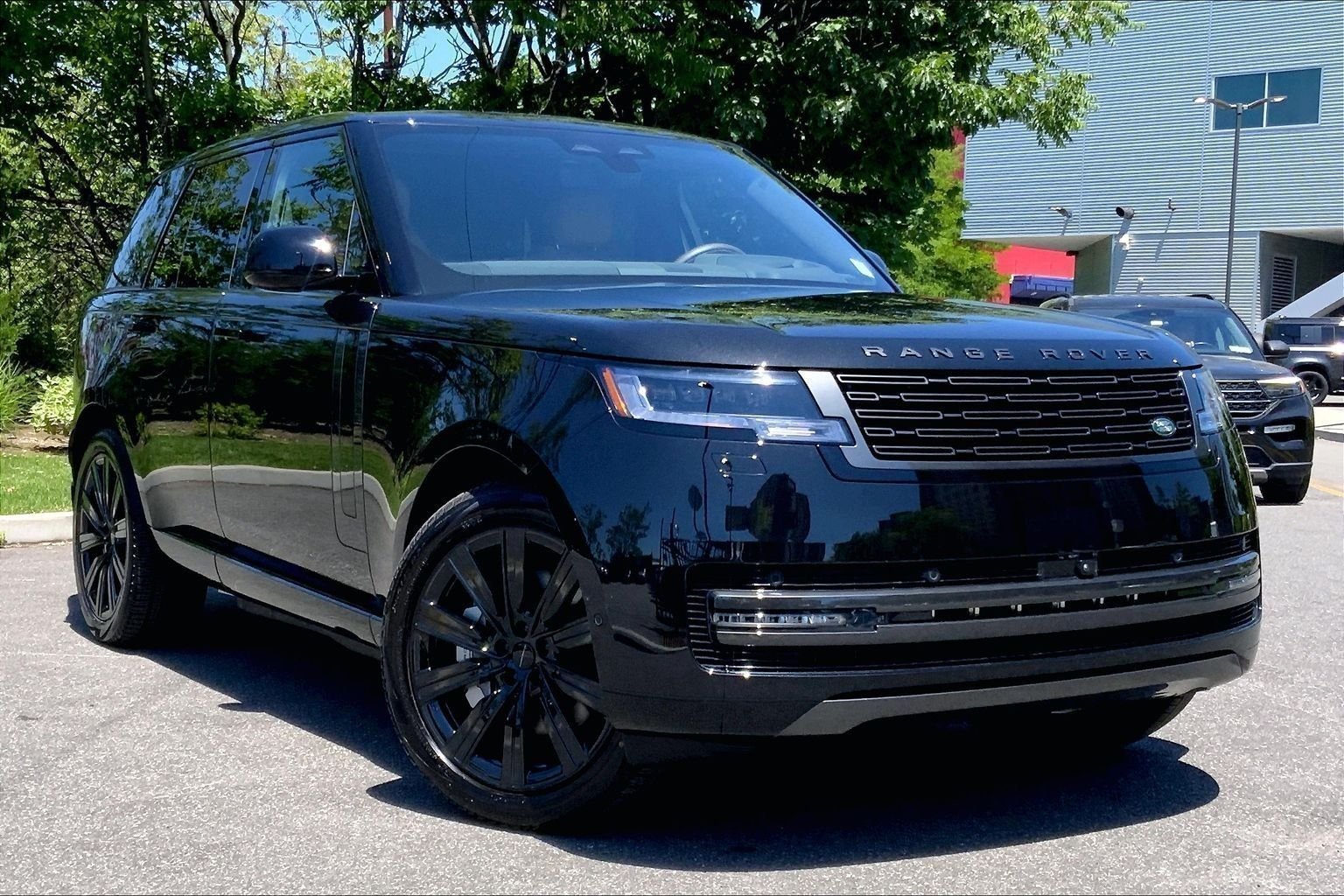 New 2026 Santorini Black LAND ROVER SE PHEV image 2