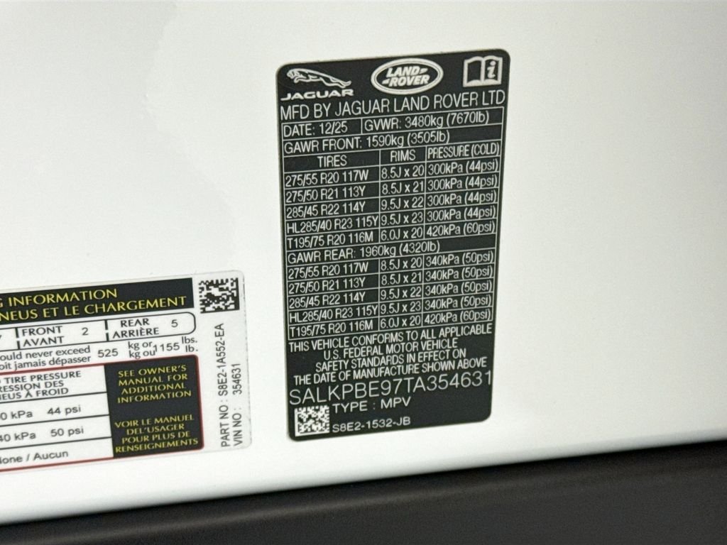 New 2026 Ostuni Pearl White Land Rover SE image 32