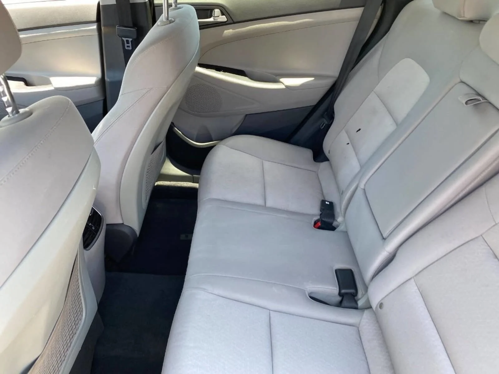 Used 2018 Molten Silver Hyundai Value image 23