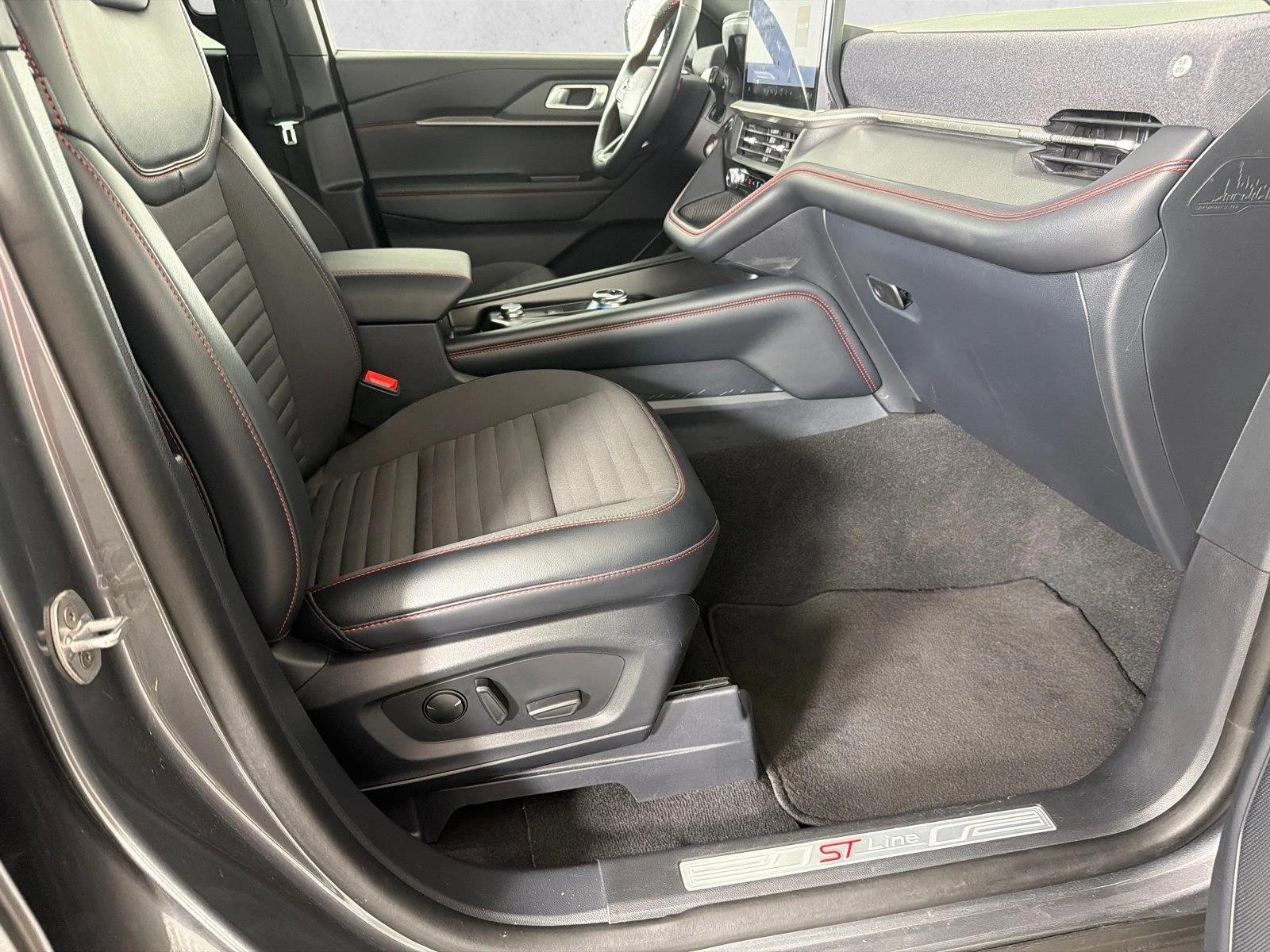 Used 2025 Carbonized Gray Metallic Ford ST-Line image 13