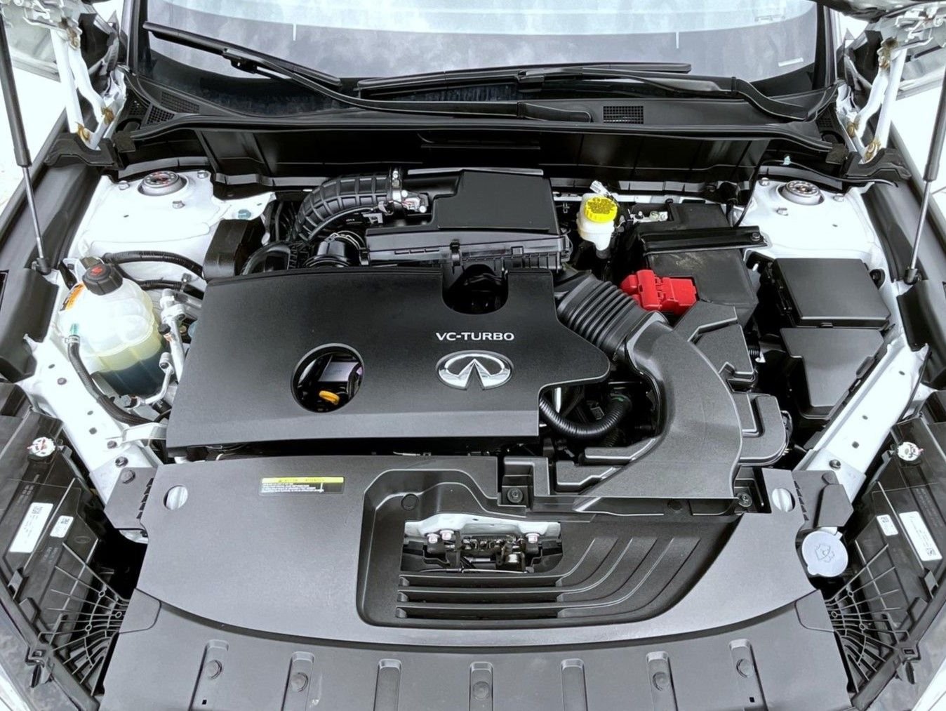 Used 2025 White INFINITI SPORT image 25