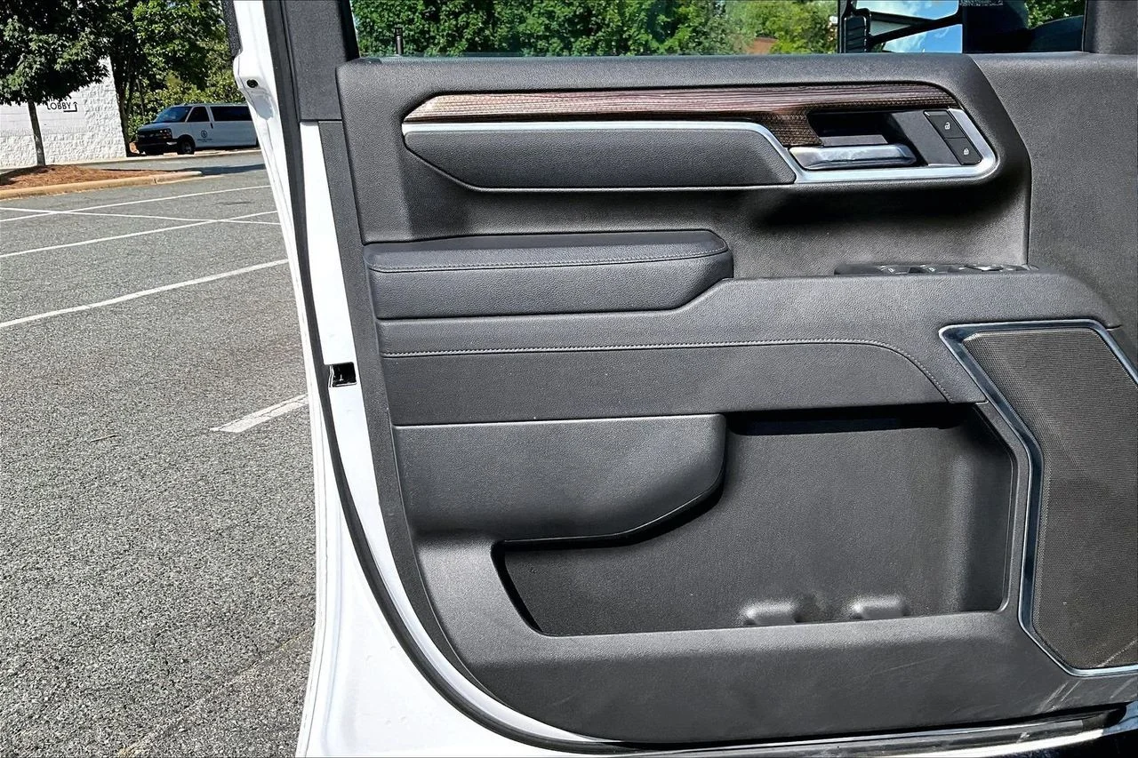 Used 2025 White Chevrolet LT image 25