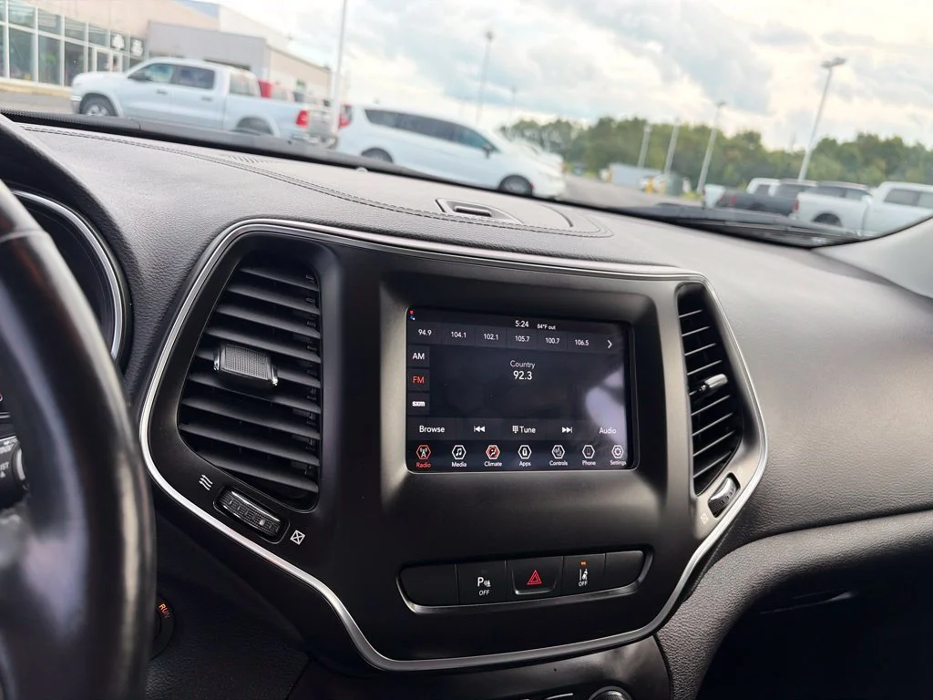 Certified Used 2021 Green Jeep Latitude Lux image 32