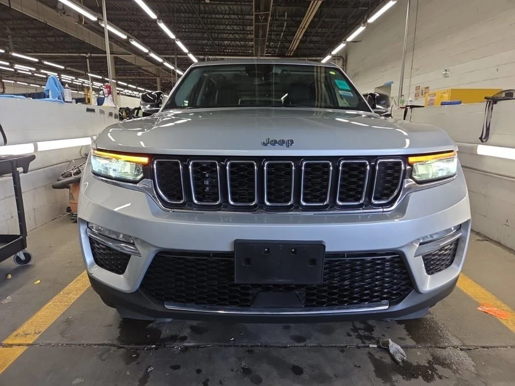 Used 2022 Silver Jeep 4xe image 10