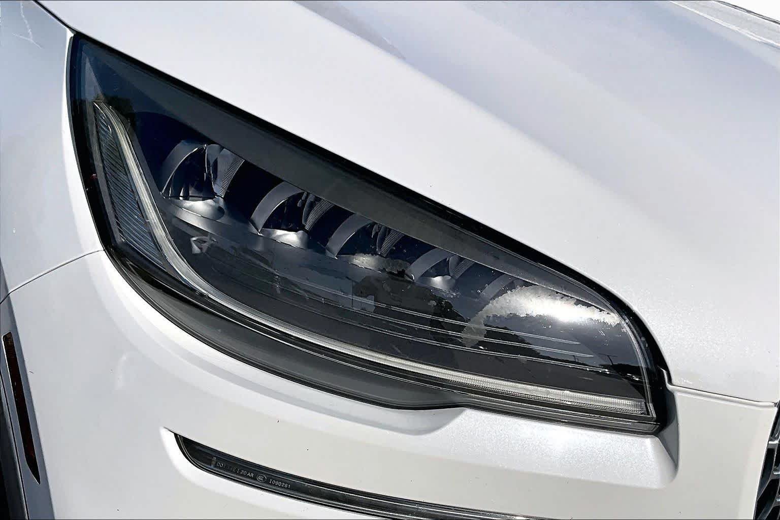 Used 2020 Pristine White Metallic Tri-Coat Lincoln Reserve image 26