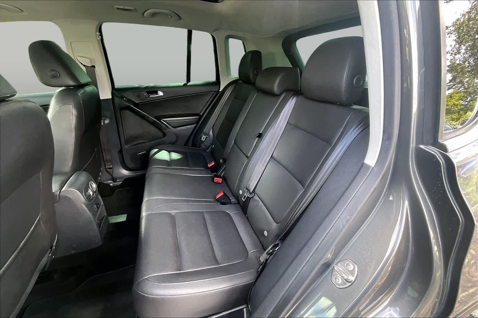 Used 2014 Pepper Gray Metallic Volkswagen SEL image 21