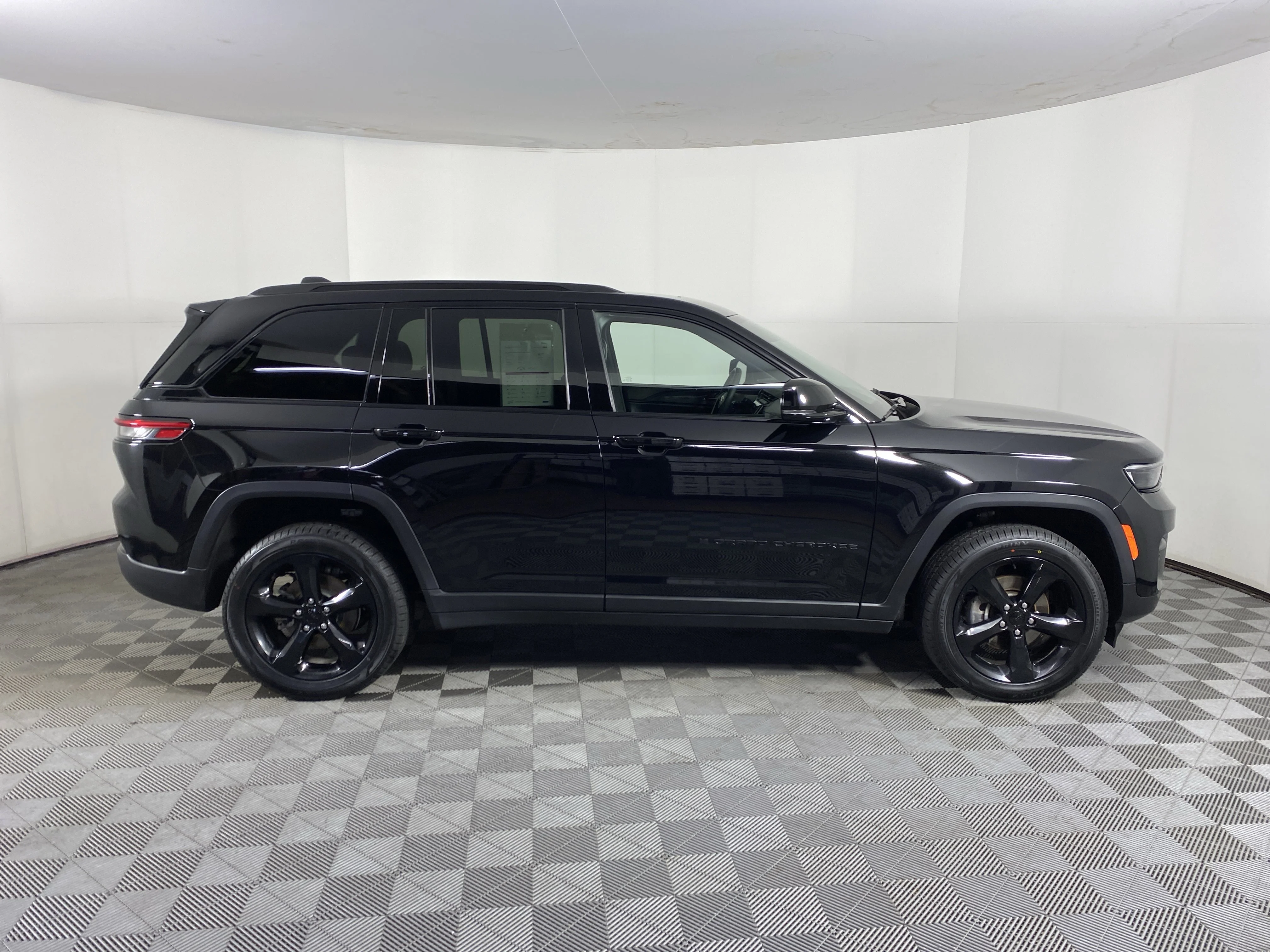 Used 2023 Diamond Black Crystal Pearlcoat Jeep Altitude image 7
