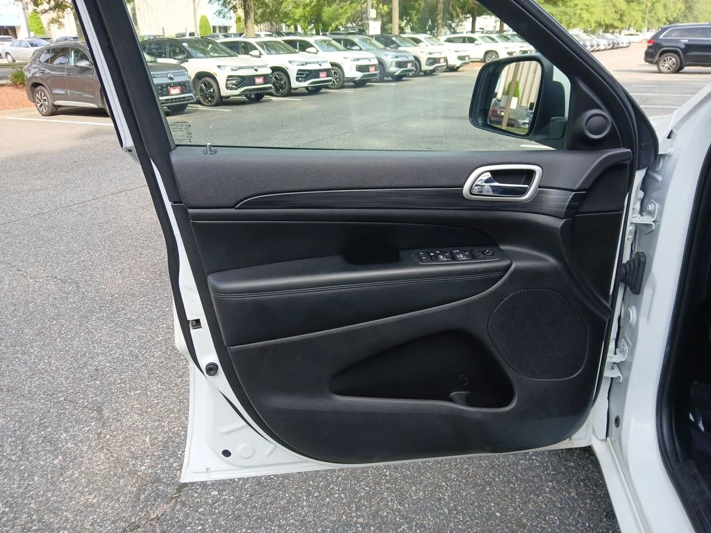 Used 2020 White Jeep Altitude image 22