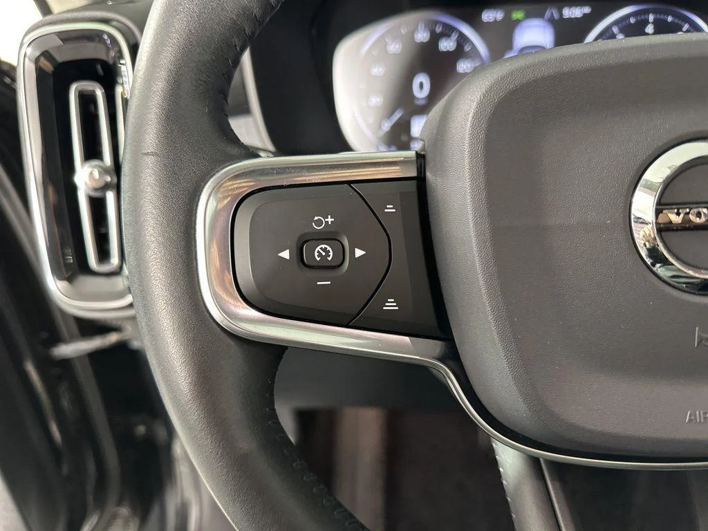 Used 2020 Black Stone Volvo Momentum image 20