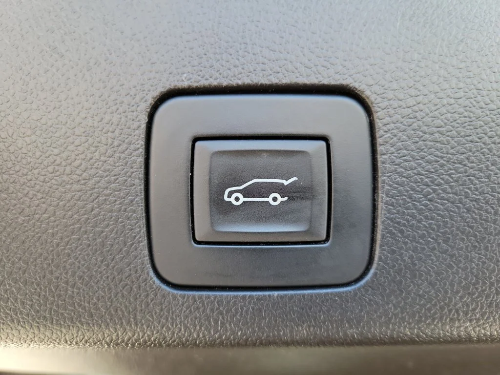 Used 2023 Red Buick Select image 9