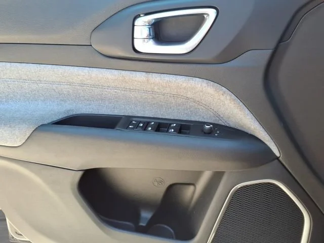 Used 2024  Jeep Latitude image 16