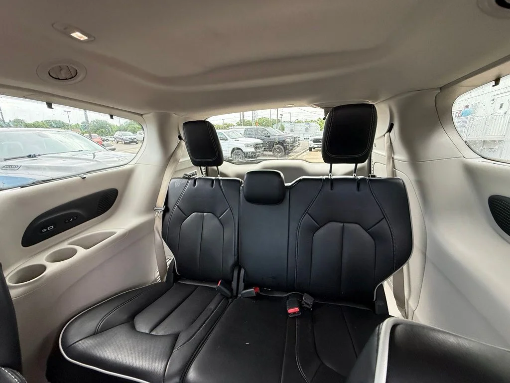Used 2023 Red Chrysler Limited image 27