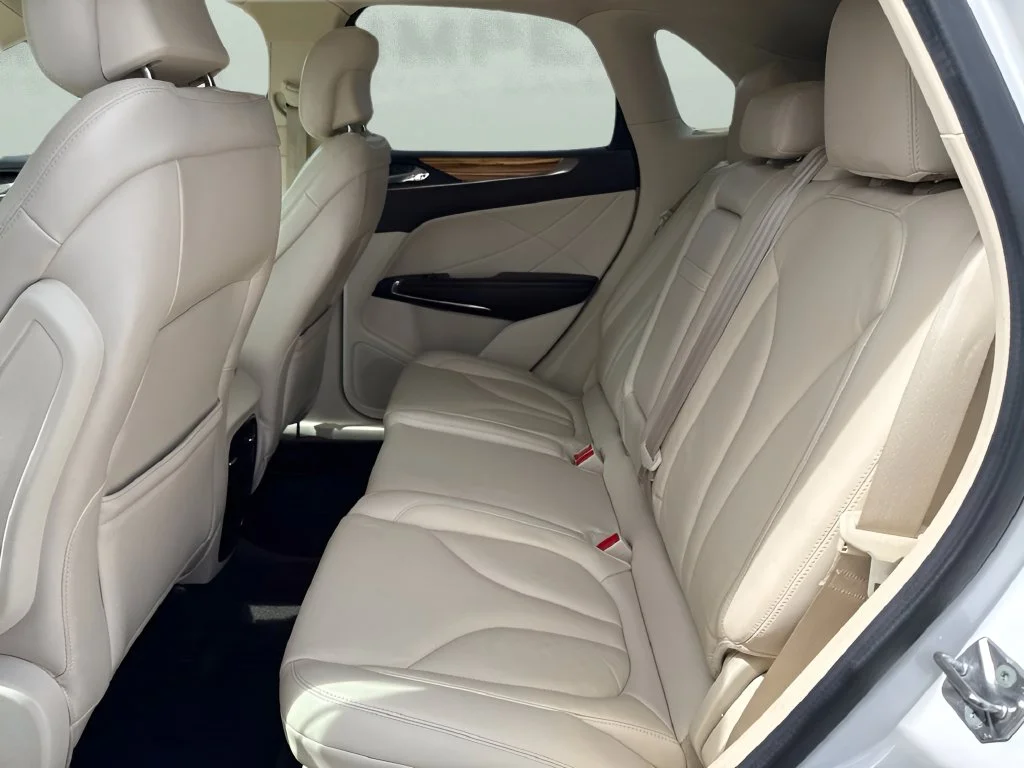 Used 2015 White Lincoln Base image 12
