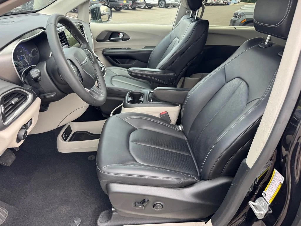 Used 2024 Black Chrysler Touring L image 7