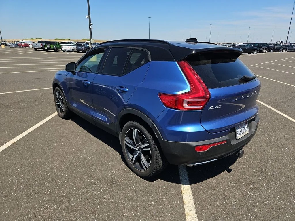 Used 2020 Blue Volvo R-Design image 2