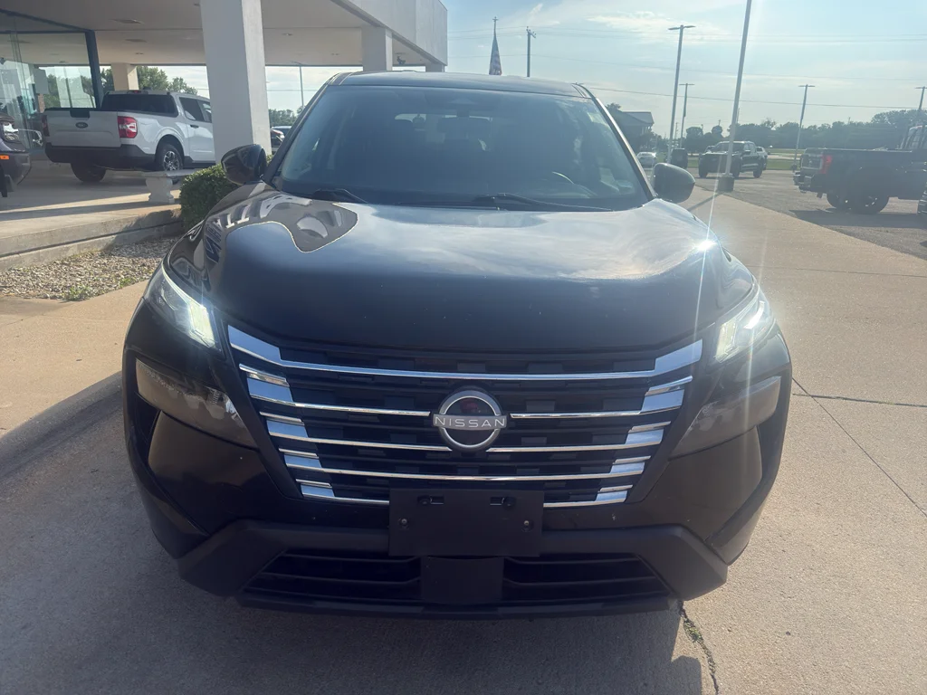 Used 2024 Super Black Nissan SV image 3