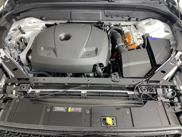 Used 2025 White Volvo T8 Plus image 37