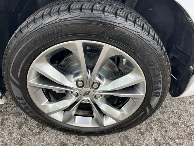 Used 2023 White Dodge SXT image 11
