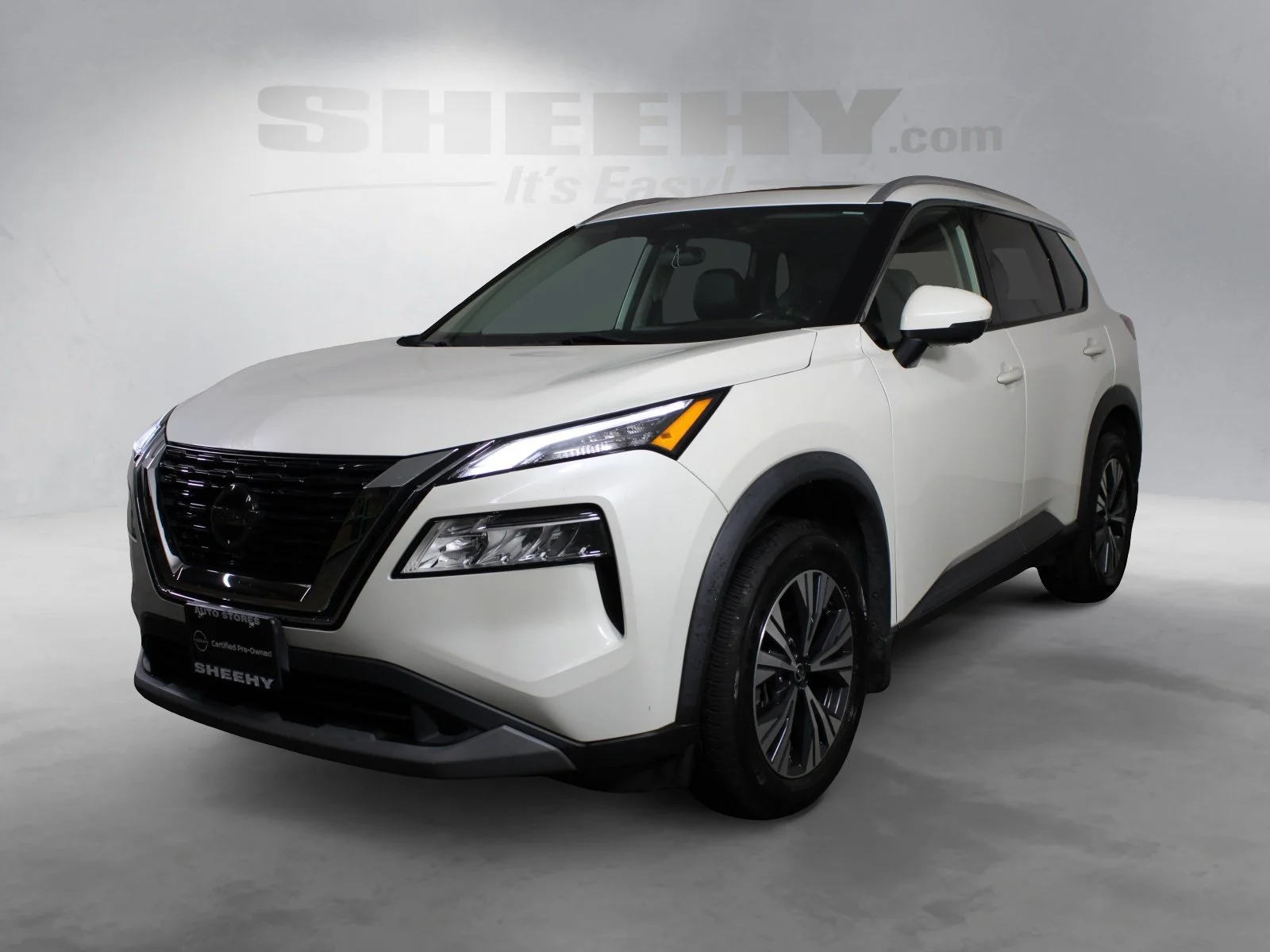 Used 2021 White Nissan SV image 16