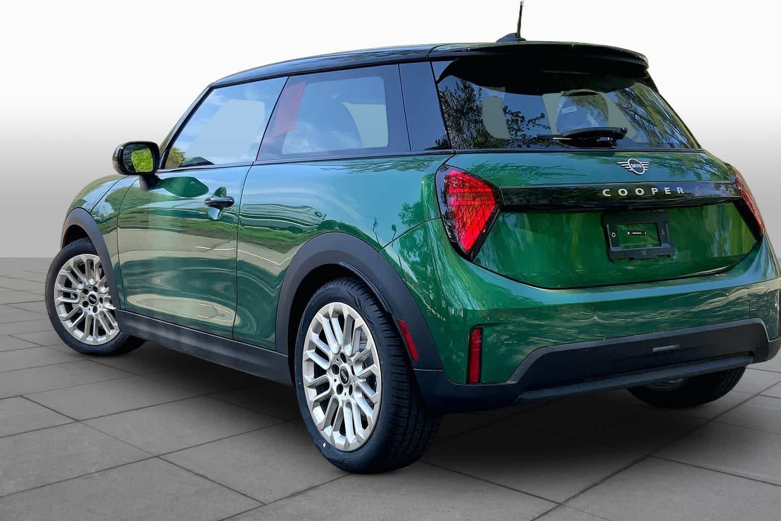 New 2026 British Racing Green IV Metallic MINI Signature Plus image 12