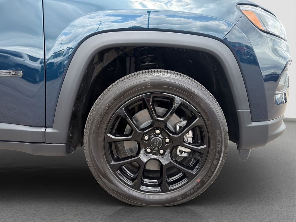 New 2026 Fathom Blue Pearl-Coat Exterior Paint Jeep Latitude image 21
