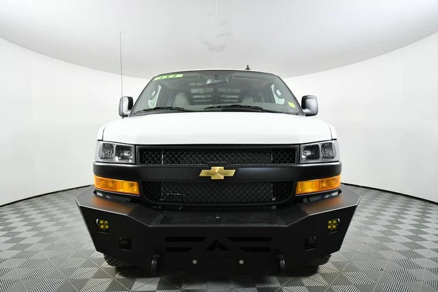 New 2025 Summit White Chevrolet WT image 7