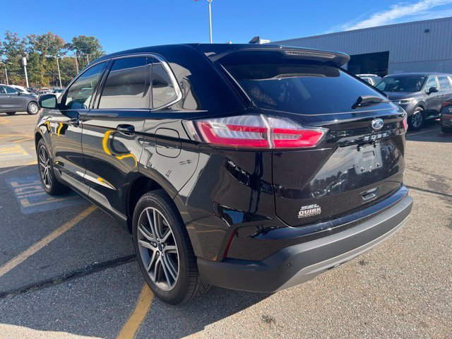 Used 2022 Black Ford SEL image 5