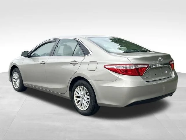 Used 2017  Toyota LE image 3