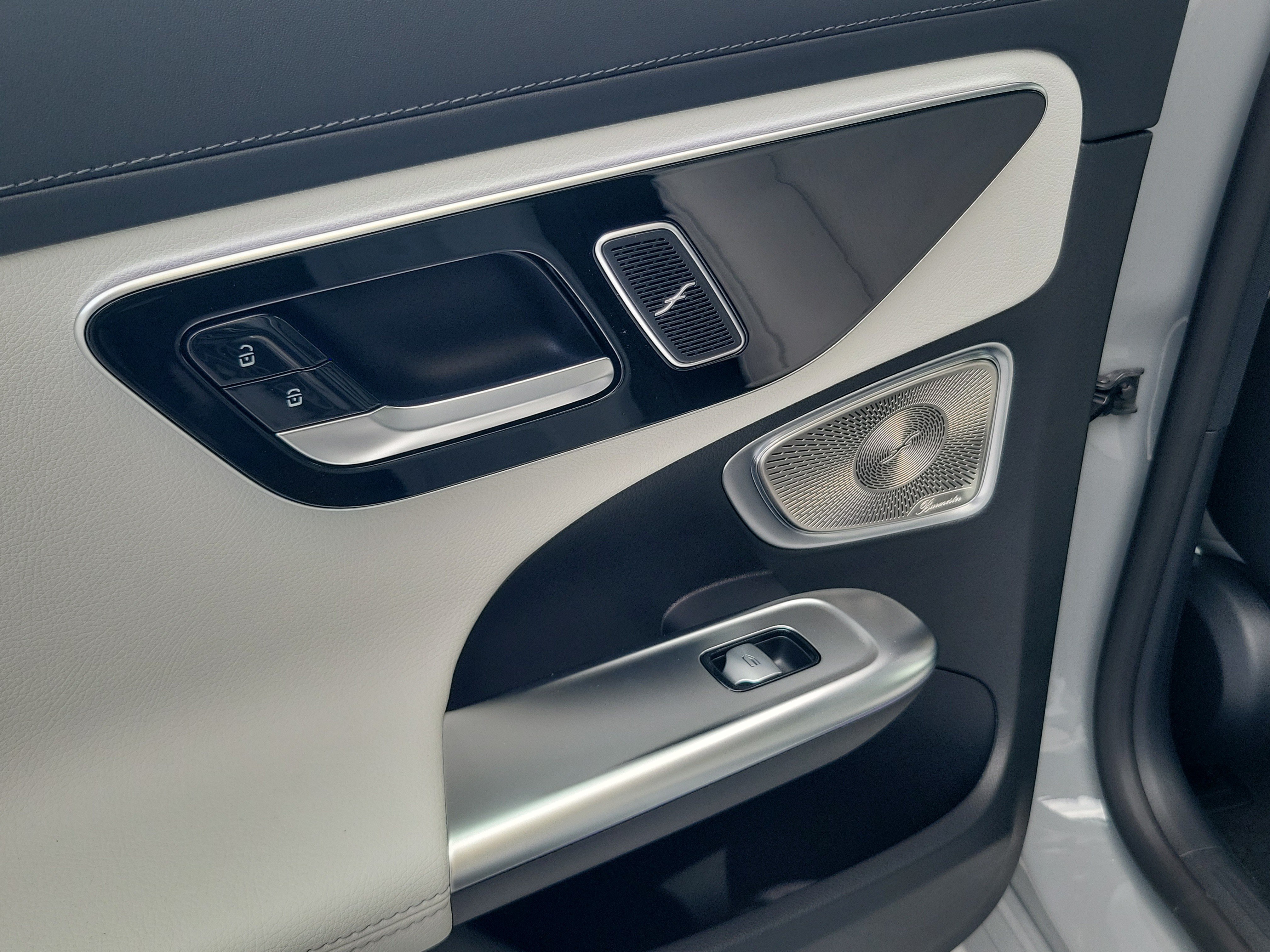 New 2026 MANUFAKTUR Alpine Grey Mercedes-Benz C 300 image 9