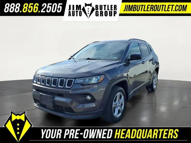 Used 2024  Jeep Latitude image 1