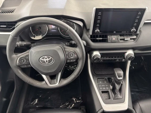 Used 2020 Gray Toyota XLE Premium image 25
