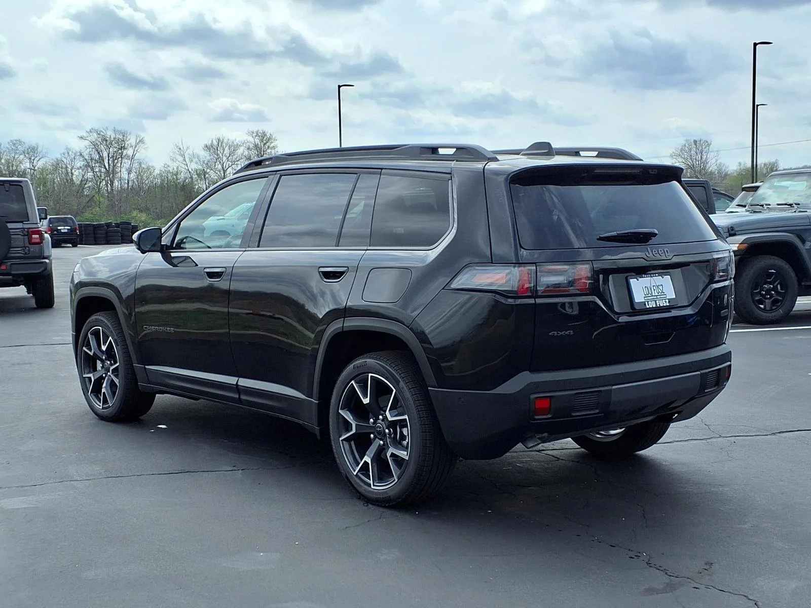 New 2026 Diamond Black Crystal Pearl-Coat Exterior Paint Jeep Overland image 2