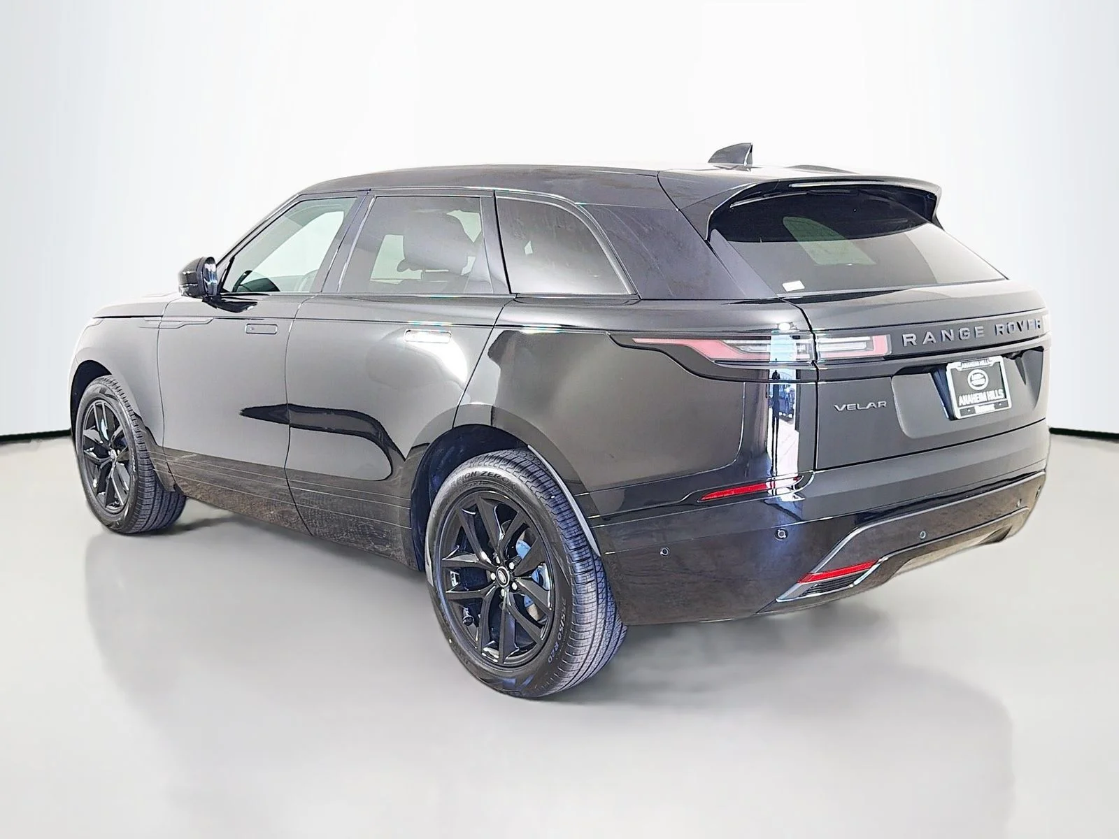 New 2026 Santorini Black Land Rover Dynamic SE image 3