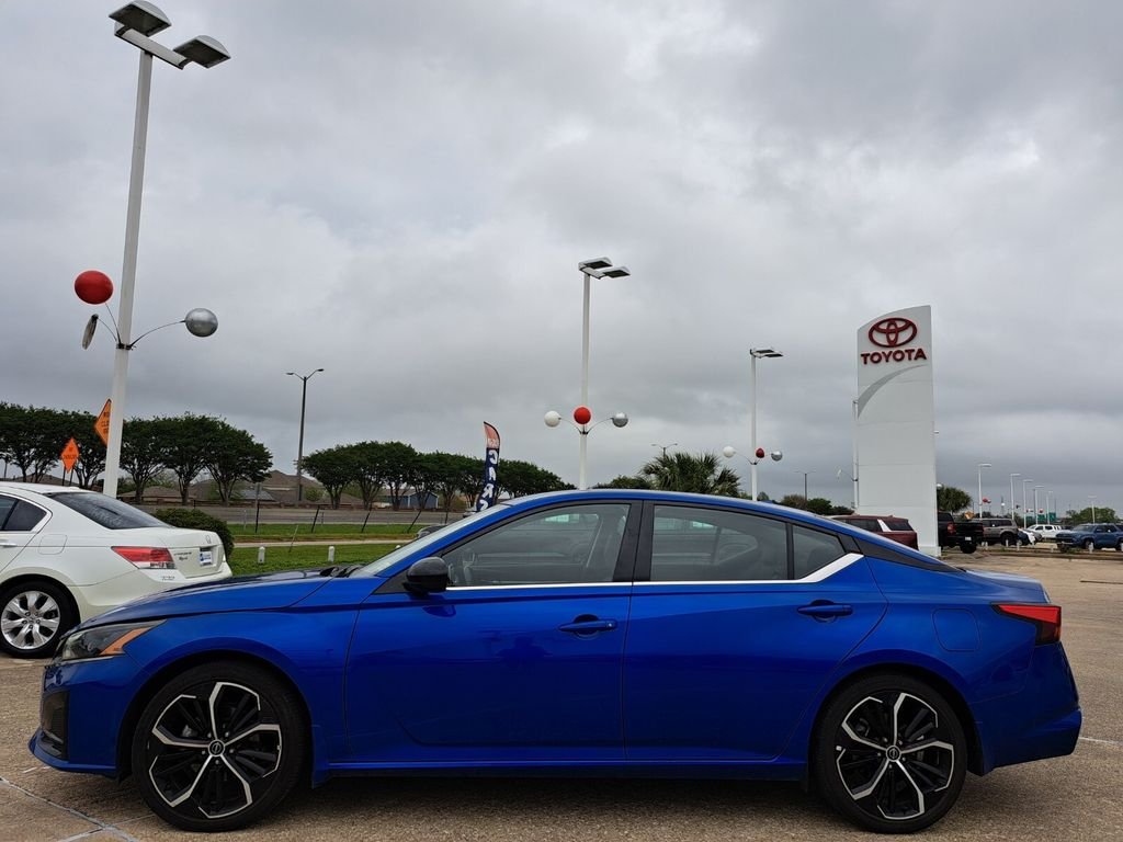 2025 Nissan Altima SR - Photo 8