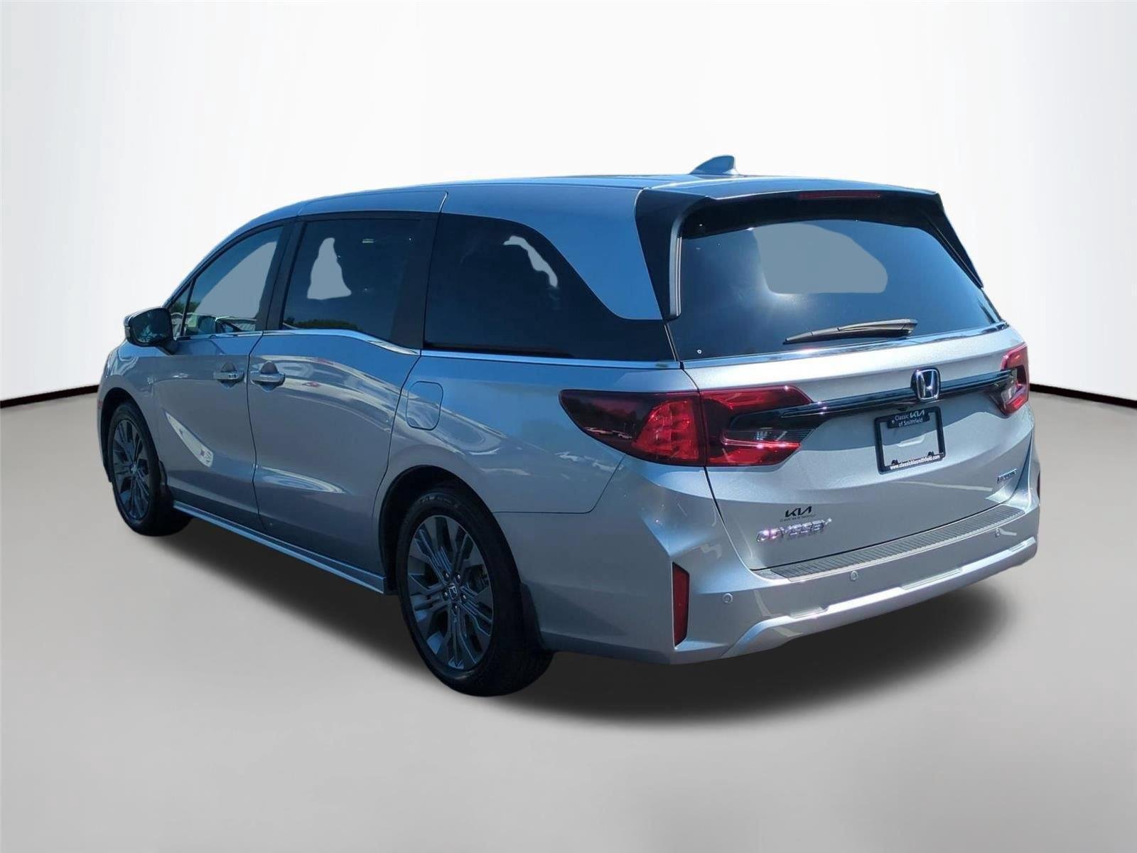 Used 2025 Solar Silver Metallic Honda Touring image 3