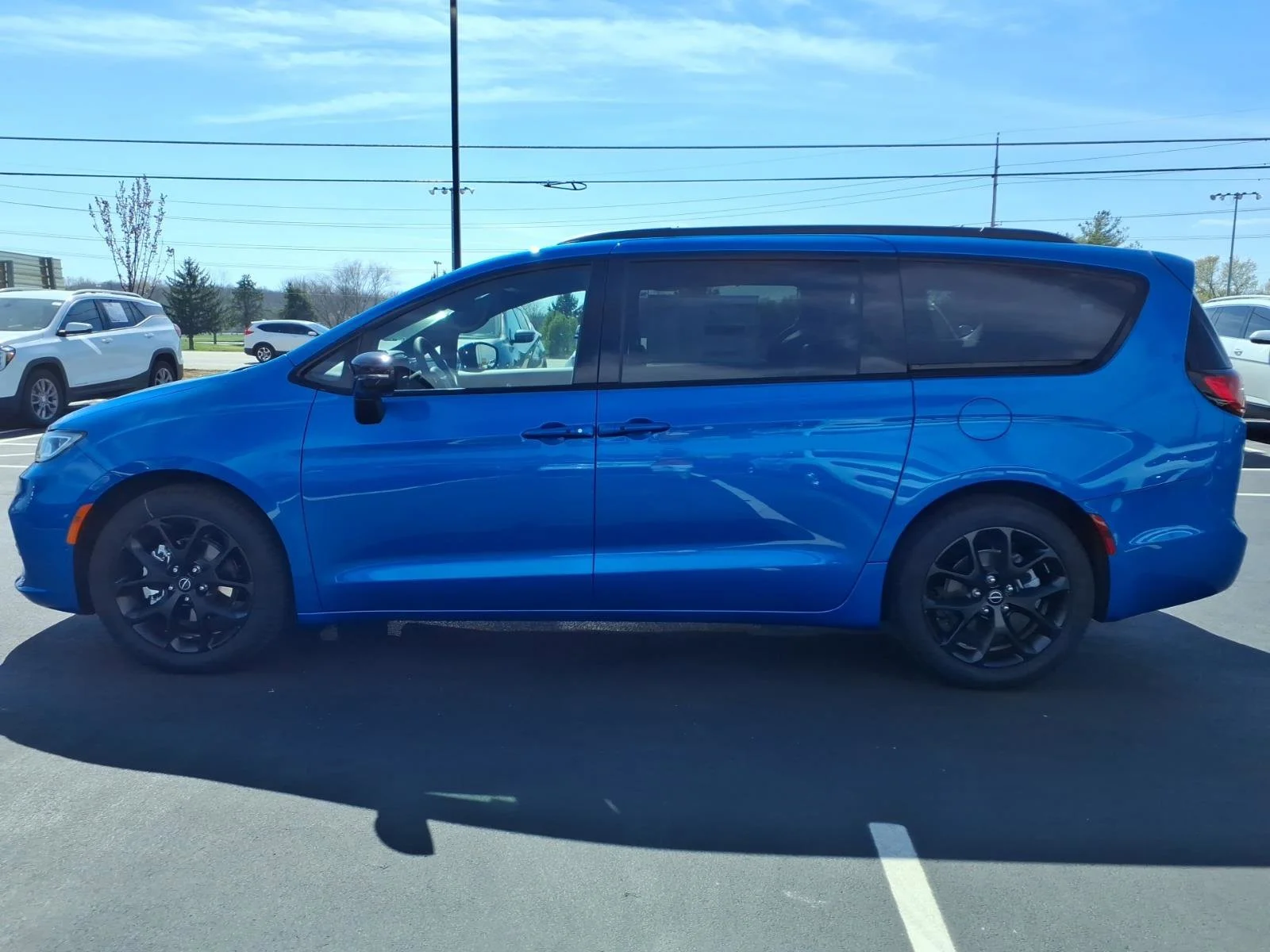 New 2026 Hydro Blue Pearl-Coat Exterior Paint Chrysler Select image 3