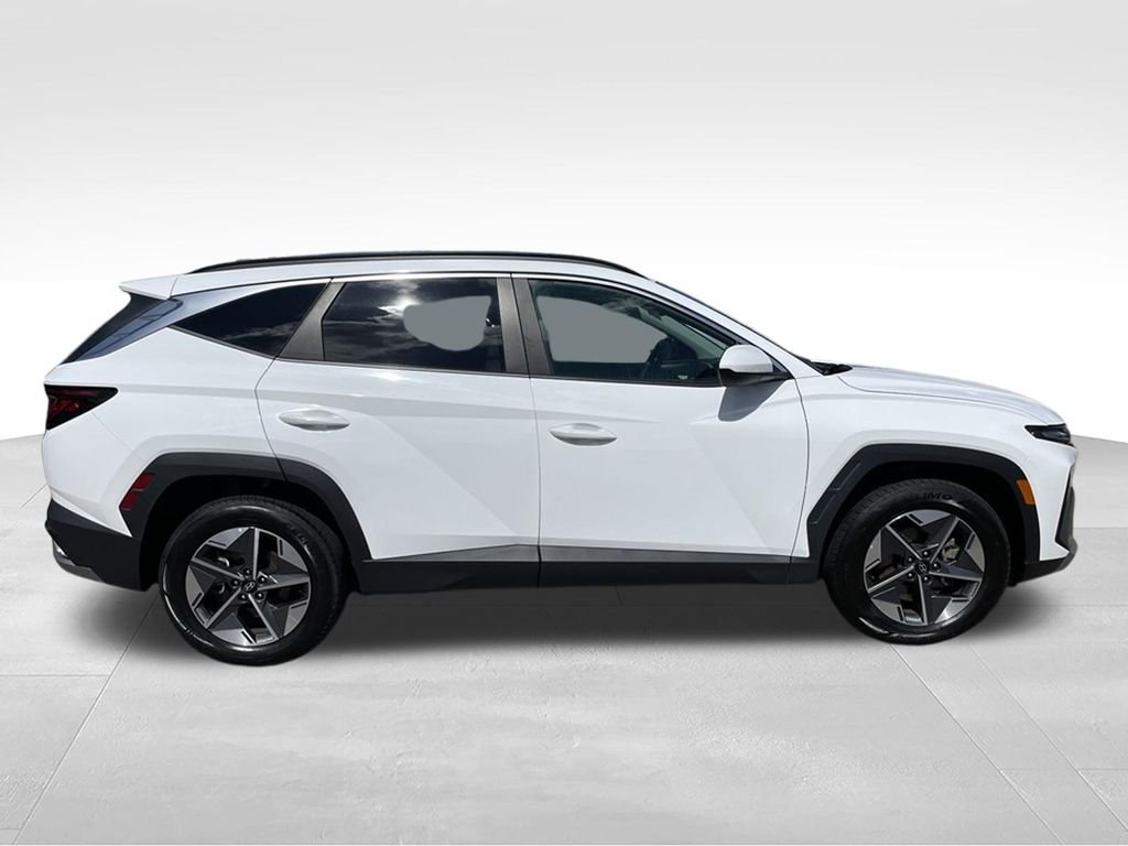 Used 2025 White Hyundai SEL image 25
