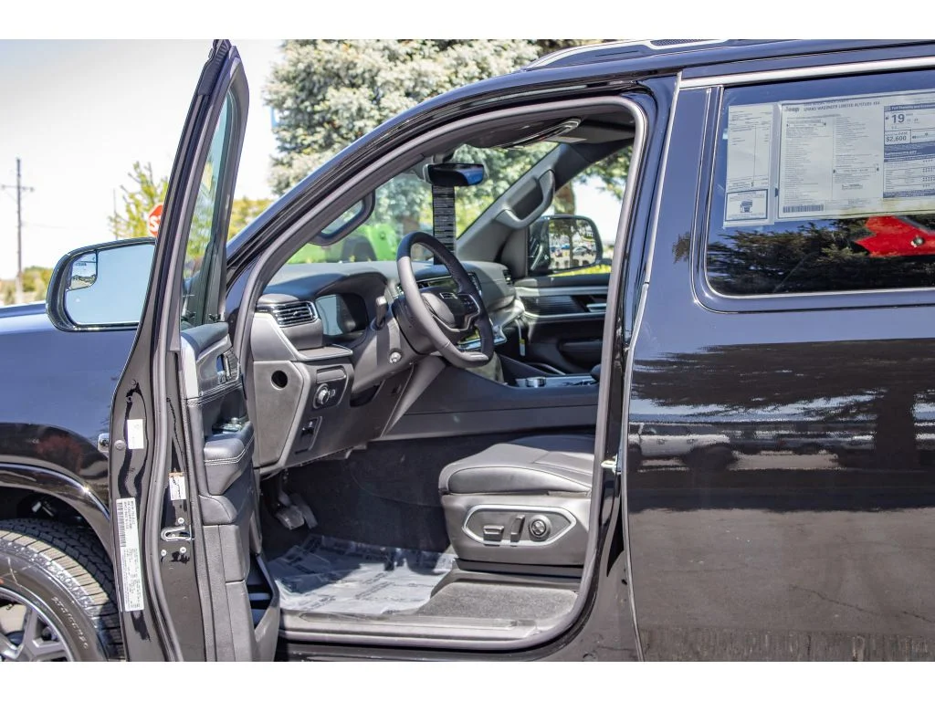 New 2026 HIGH GLOSS BLACK Jeep Limited Altitude image 37