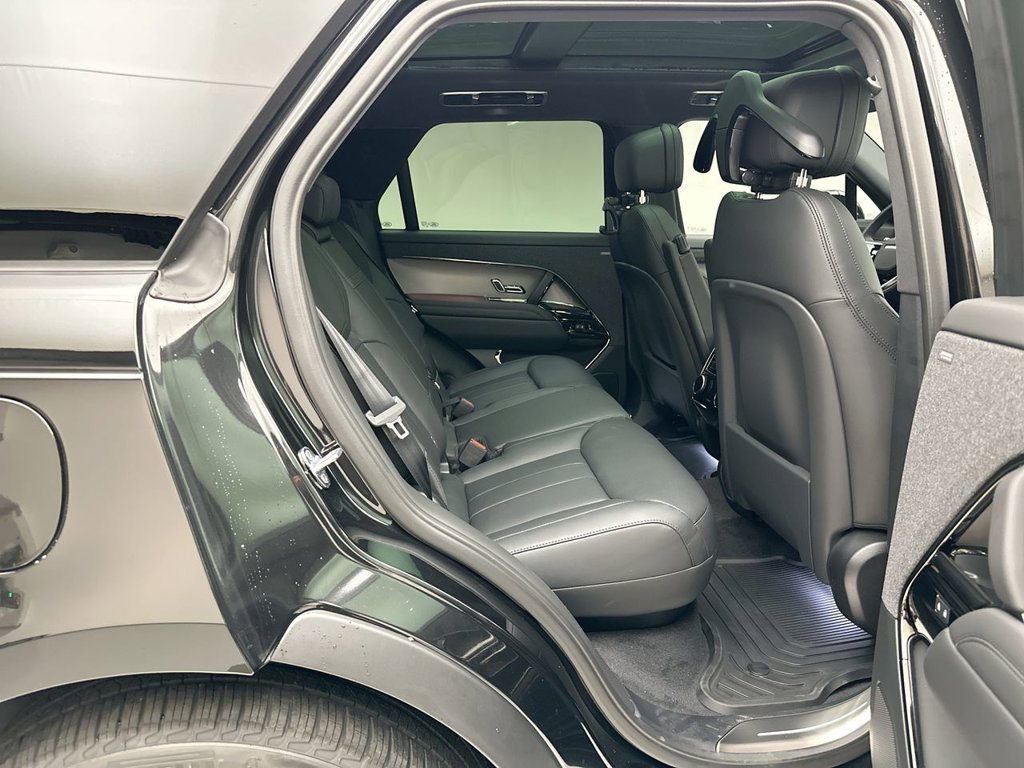 New 2027 Santorini Black Land Rover SE image 7