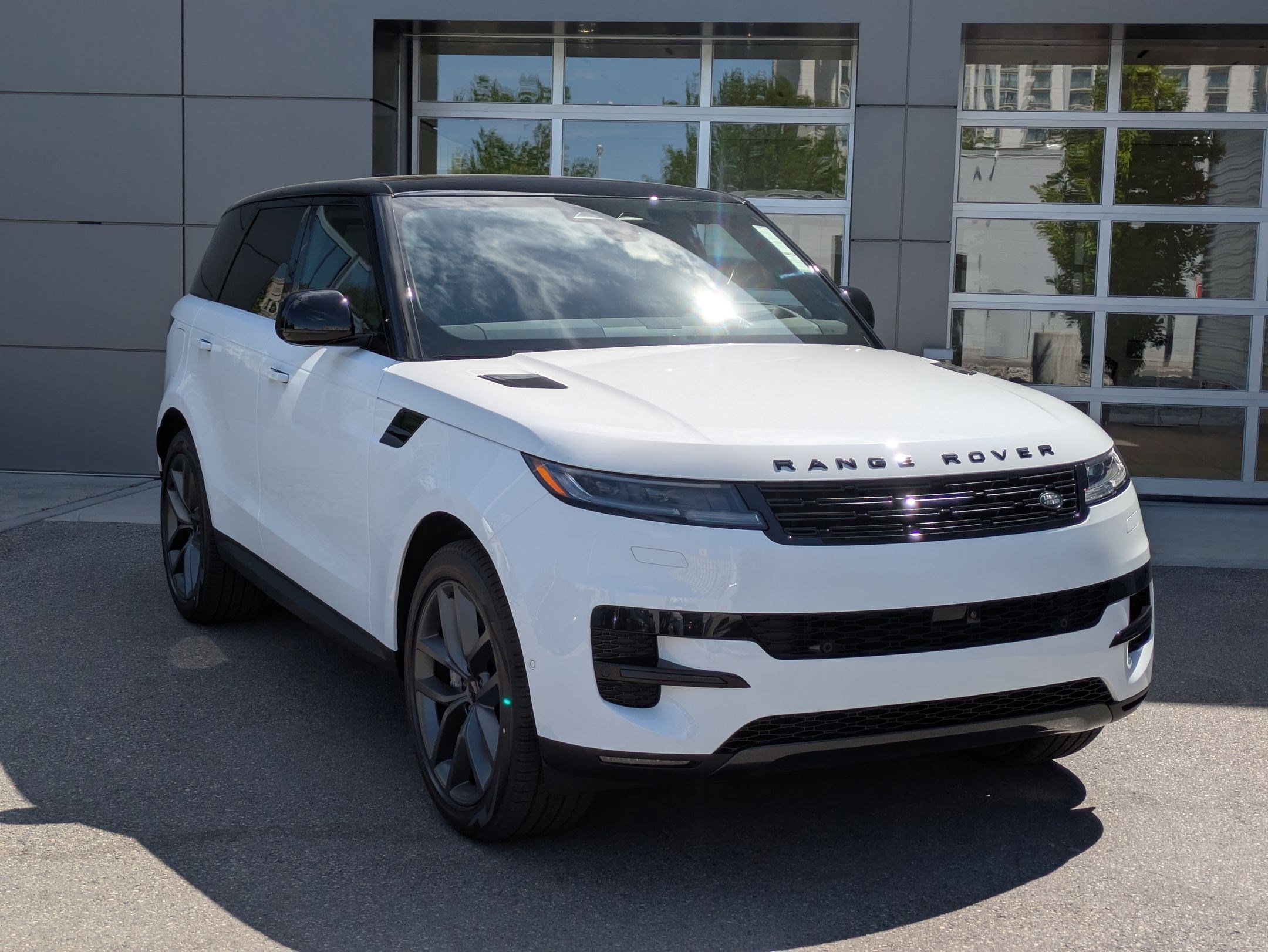 New 2026 Fuji White Land Rover P360 SE image 3