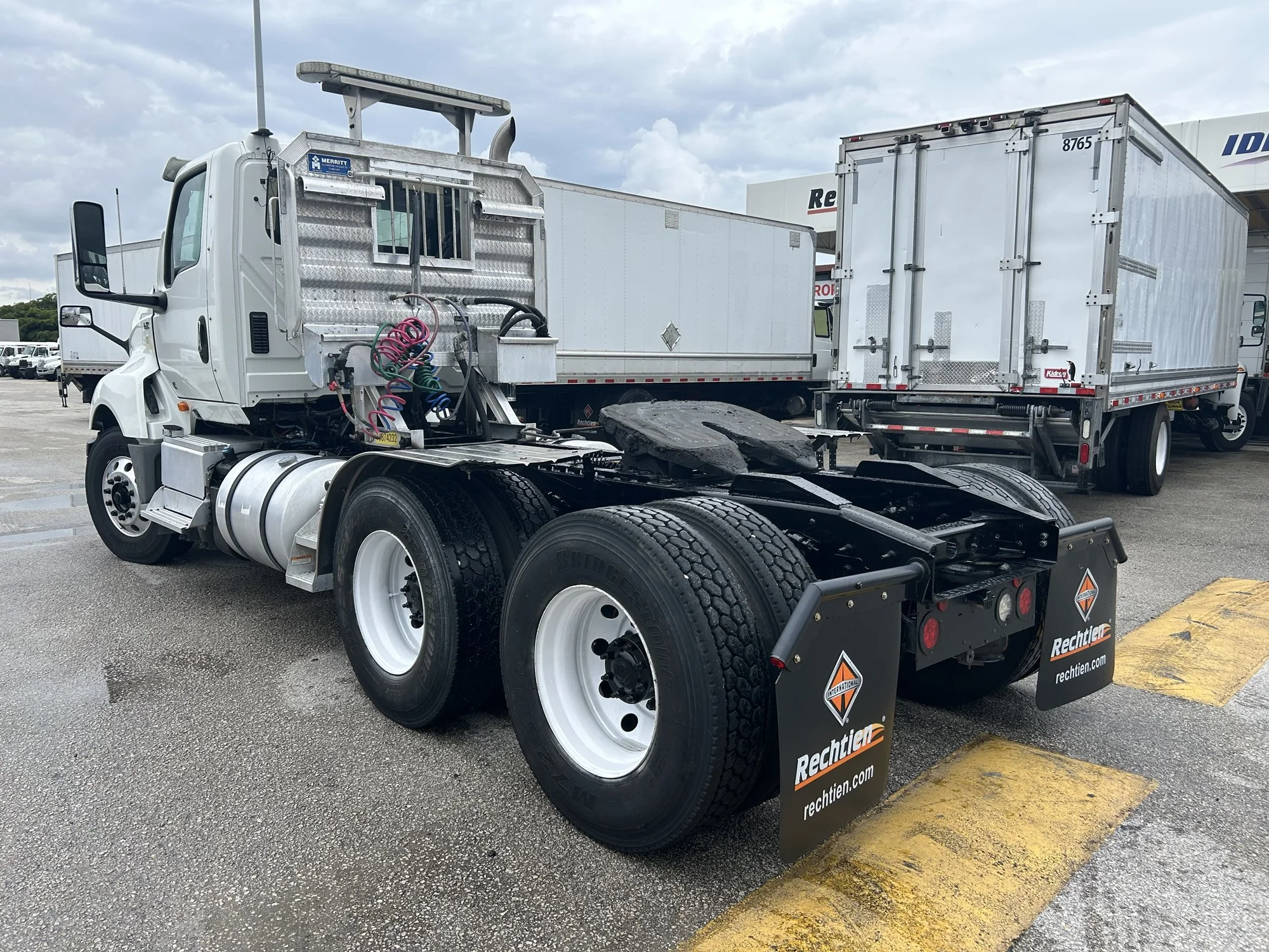 Used 2019  INTERNATIONAL Day Cab image 2