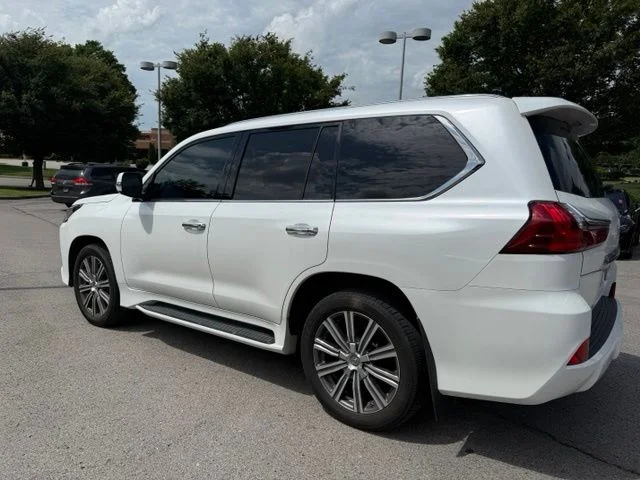 Used 2017  Lexus 570 image 4
